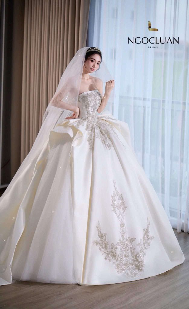 Khám phá bí quyết chọn váy cưới cho cô dâu theo dáng người, phong cách cưới, chất liệu, màu da và xu hướng mới. Ngọc Luận Bridal chia sẻ kinh nghiệm giúp nàng chọn váy cưới đẹp, sang trọng, tôn dáng cho ngày trọng đại.