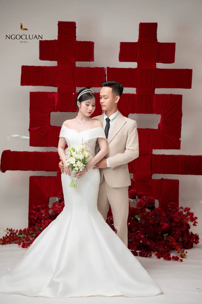 oncept ảnh cưới phông Hỷ đỏ – xu hướng chụp ảnh cưới studio được nhiều cặp đôi yêu thích. Cùng Ngọc Luận Bridal lưu giữ tình yêu bằng những khung hình sang trọng, lãng mạn và đầy cảm xúc.