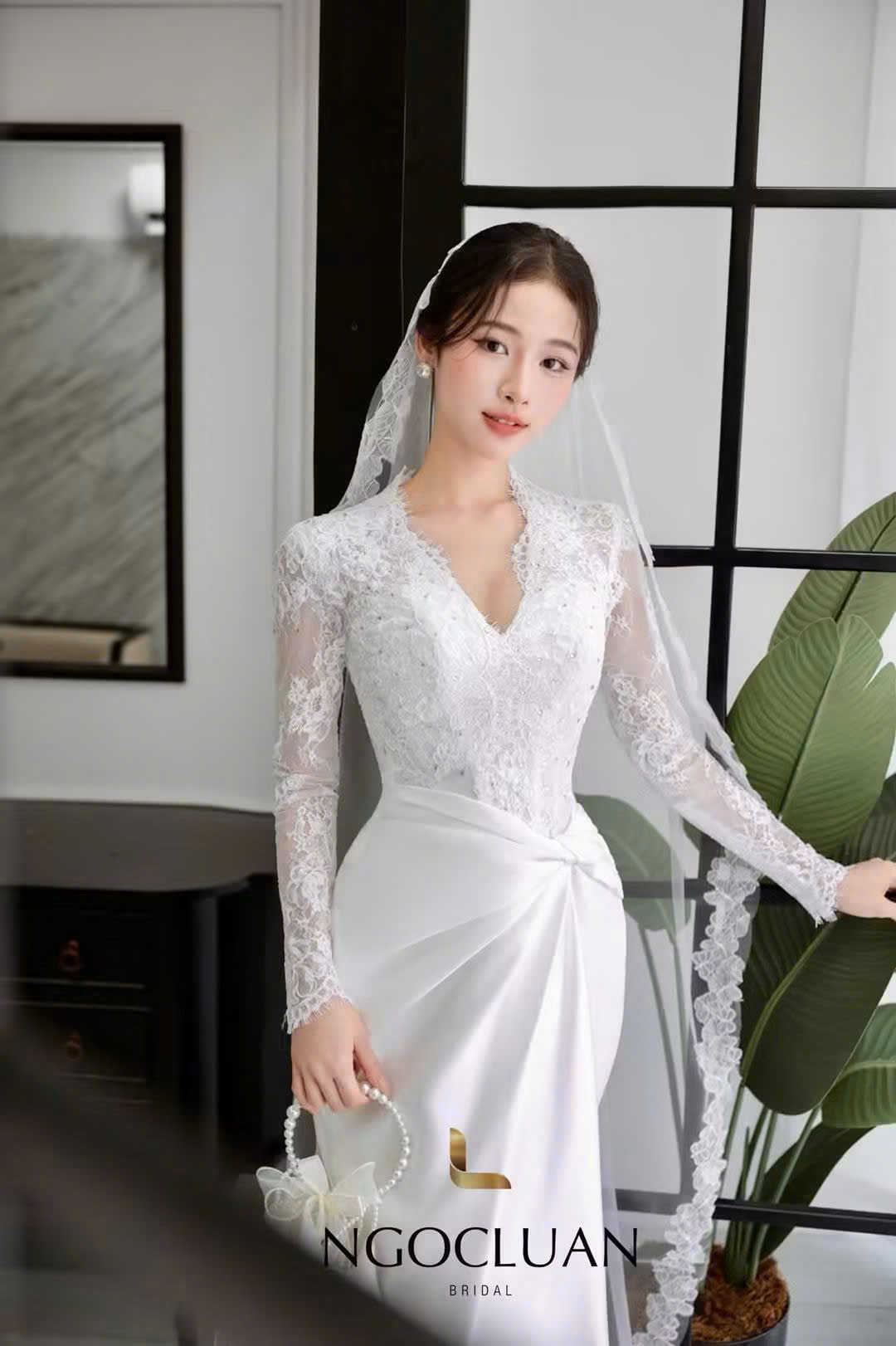 • Ren hoa nổi 3D kết hoa cườm/bead │ │ │ • Cổ chữ V viền ren scallop uyển chuyển │ │ │ • Tay dài ren xuyên thấu thanh lịch