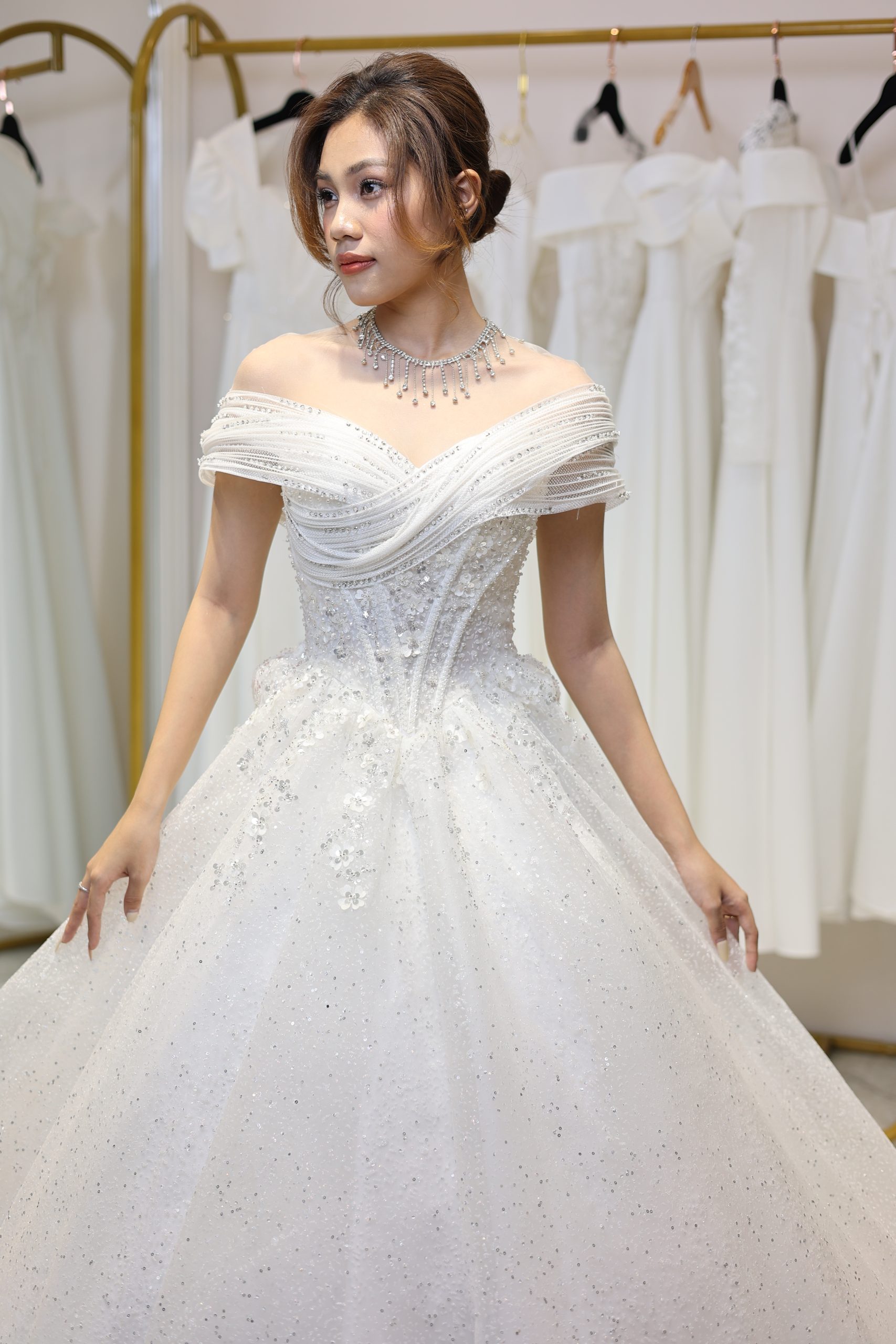 Cô dâu rạng rỡ trong váy cưới Ngọc Luận Bridal