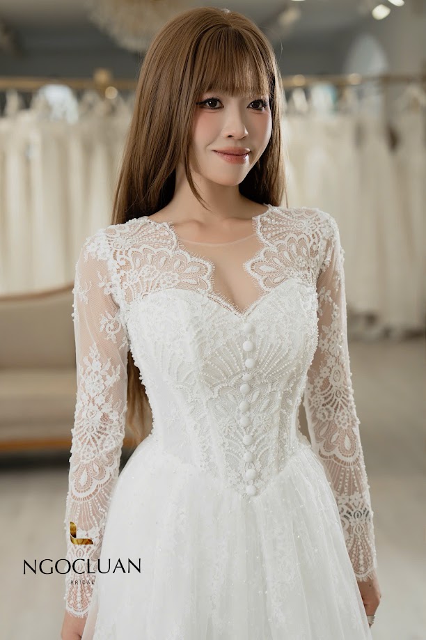 Váy cưới tay dài ren cổ tim mới nhất tại Ngọc Luận Bridal